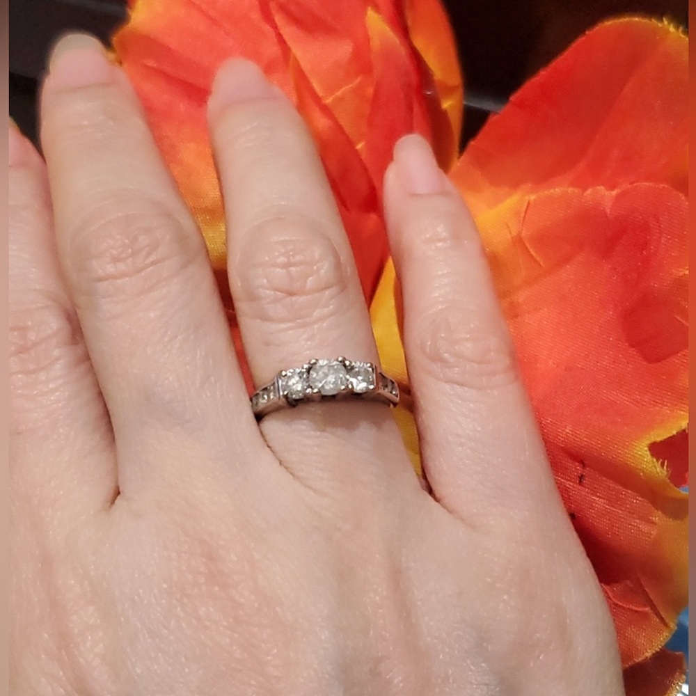 14K White Gold Diamond Ring
Size 9.5 with white gold ring guard - Picture 2 of 12